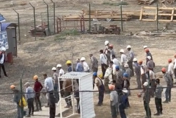 Фотография к новости: Три-четыре: видео с атыраускими строителями на зарядке покорило Тик-Ток