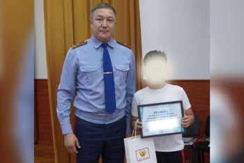 Фотография к новости: Подростков наградили за помощь в задержании грабителя в Костанае