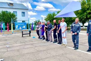 Фотография к новости: Турнир проходил по категории "Дальность": зэки состязались в запуске бумажных самолетиков