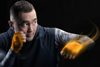 Фотография к новости: Он напал с ножом, а ребёнка использовал как щит: Бейбут Шуменов рассказал подробности потасовки в ТРЦ