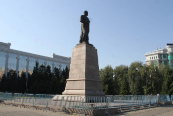 Фотография к новости: Памятник Абаю изрисовали в Усть-Каменогорске