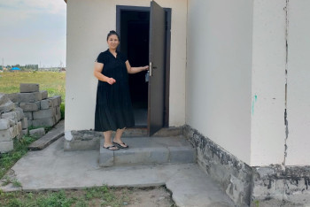 Фотография к новости: Плесень на стенах, течет крыша: как многодетные семьи в Павлодаре живут в домах от акимата