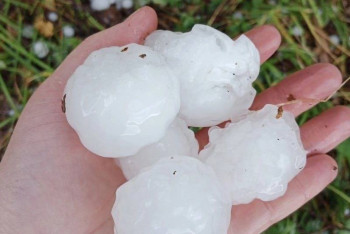 Фотография к новости: Град размером с куриное яйцо выпал в Новосибирске