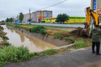 Фотография к новости: В Уральске борются с последствиями ливней