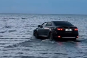 Фотография к новости: Водителя, искупавшего машину в озере Шалкар, накажут в ЗКО