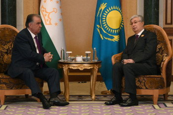 Фотография к новости: Расширение экономического взаимодействия обсудили Токаев и Рахмон в Кувейте