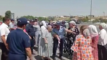 Фотография к новости: В Туркестанской области женщины перекрыли дорогу и требовали выдать им убийцу 5-летней девочки