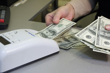 Фотография к новости: В Костанае осудили пять человек за продажу поддельных долларов