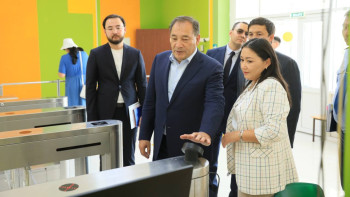 Фотография к новости: В одну из школ Актобе будут запускать детей по отпечатку рисунка вен на ладони