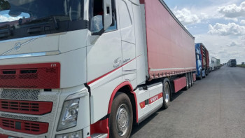 Фотография к новости: Многокилометровая очередь из грузовиков с арбузами образовалась на границе Казахстана с Россией