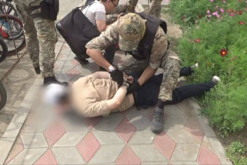 Фотография к новости: Пытаясь скрыться, сбили полицейского - вымогателей задержали в Павлодаре