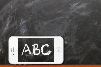 Фотография к новости: ЮНЕСКО призывает запретить смартфоны в школах по всему миру