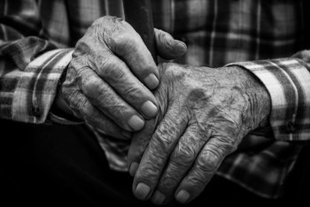 Фотография к новости: Пенсионер выпрыгнул из окна подъезда в Уральске