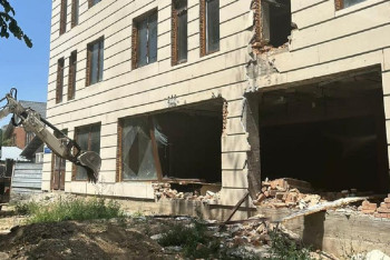 Фотография к новости: Четырехэтажный бизнес-центр сносят в Алматы