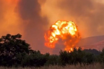 Фотография к новости: Лесные пожары в Греции охватили склад с боеприпасами