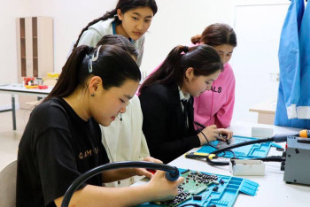 Фотография к новости: Казахстанские школьницы установили связь с наноспутником