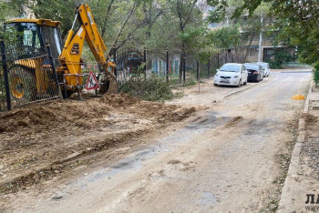 Фотография к новости: После замены магистральной трубы двор в Актау оказался "уничтожен"