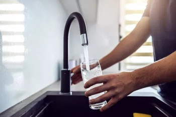 Фотография к новости: В домах пострадавшего от селя района Алматы начали восстанавливать подачу воды