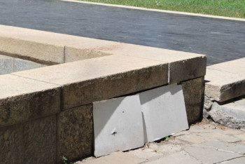 Фотография к новости: Акимат Алматы опроверг информацию о замене цельных гранитных плит на новые