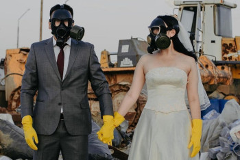 Фотография к новости: Свадебную фотосессию на мусорном полигоне провели в Мангистау