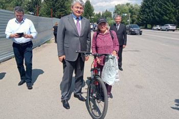 Фотография к новости: Жительница Риддера догнала акима ВКО на велосипеде