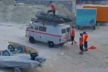 Фотография к новости: Четырёх отдыхающих унесло на сапбордах в открытое море в Актау