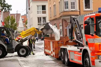 Фотография к новости: Из-за града на улицы города в Германии вышла снегоуборочная техника