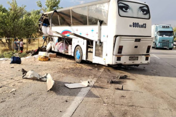 Фотография к новости: Автобус врезался в грузовик близ Шымкента, два человека погибли