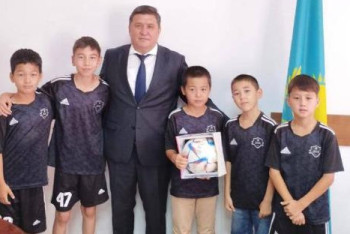 Фотография к новости: Мальчишки, собиравшие мусор на стадионе после матча, получили подарки от министра спорта РК