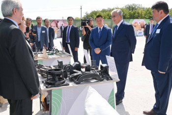 Фотография к новости: Токаеву продемонстрировали продукцию предприятий Павлодарской области