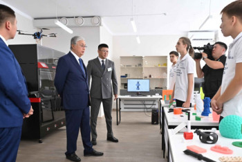 Фотография к новости: Президент посетил IT Hub и встретился с молодёжью в Павлодаре