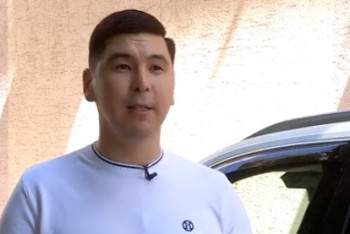 Фотография к новости: Казахстанец в день рождения Абая возил людей бесплатно