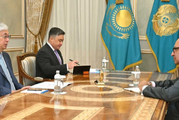 Фотография к новости: Глава государства принял сэра Суму Чакрабарти