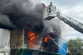 Фотография к новости: Пожар на складах в Алматы локализован