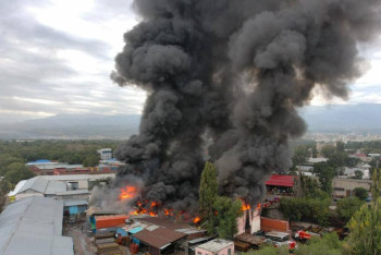 Фотография к новости: В Алматы тушат крупный пожар на складах