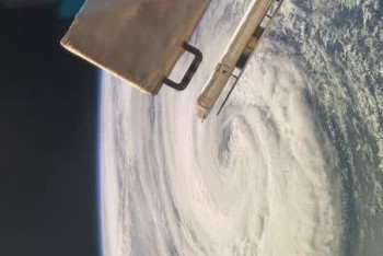 Фотография к новости: В Японии из-за приближения тайфуна "Лан" отменили 240 рейсов