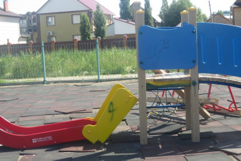 Фотография к новости: Жители Петропавловска просят снести детскую площадку, ремонта которой не дождались