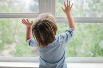 Фотография к новости: Ребенок выпал из окна пятиэтажки в Атырау