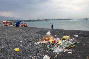 Фотография к новости: С берега озера Алаколь ежедневно вывозится около 10 тонн мусора