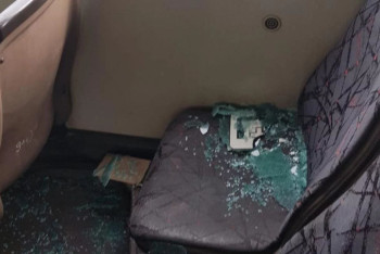 Фотография к новости: Осколки в голове: стекло упало на женщину с ребёнком в автобусе в Караганде