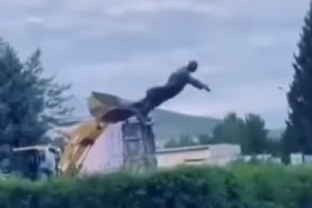 Фотография к новости: В городе Алтай случайно снесли памятник Ленину в ходе реставрации