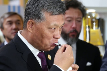 Фотография к новости: Ваше вкуснее: китайский губернатор попробовал казахстанское мороженое