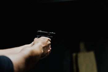 Фотография к новости: Скандал с соседкой перетёк в стрельбу по жилому дому в ВКО