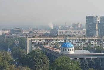 Фотография к новости: Сложный пожар на складах: сильный дым заволок районы Алматы