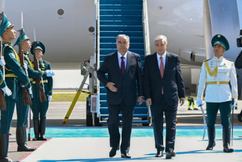 Фотография к новости: Токаев встретил Президента Таджикистана в аэропорту