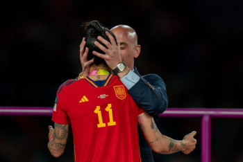 Фотография к новости: Футболистки Испании бастуют из-за поцелуя