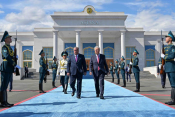 Фотография к новости: Токаев тепло попрощался с Рахмоном  в столичном аэропорту