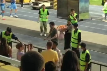 Фотография к новости: Футболист "Кайрата" Сейдахмет сделал предложение возлюбленной перед матчем с "Астаной"