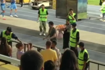 Фотография к новости: Футболист "Кайрата" Сейдахмет сделал предложение возлюбленной перед матчем с "Астаной"