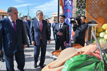 Фотография к новости: "Я никогда бесплатно не беру": видео с президентом на ярмарке попало в сеть
